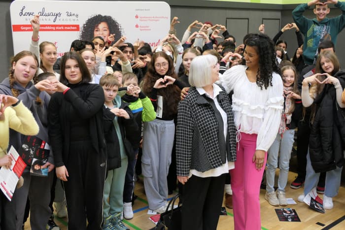 Lijana Kaggwa im Austausch mit Jugendlichen bei einem Schulbesuch zum Thema Cybermobbing verstehen und Strukturen erkennen.