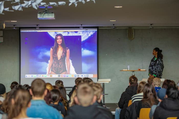 Lijana Kaggwa zeigt bei einem Schulworkshop eine Präsentation vor Jugendlichen